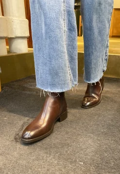 BOOTS D940
